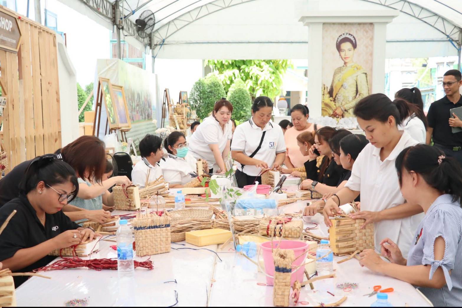 title - รัฐมนตรีว่าการกระทรวงเกษตรและสหกรณ์ พร้อมด้วยคณะผู้บริหาร ส.ป.ก. เข้าเยี่ยมชมโซนกิจกรรมฝึกอาชีพ Workshop งานศิลปหัตถกรรม (ศพส.) กิจกรรมจัดขึ้นภายใต้งาน วันคล้ายวันสถาปนาครบรอบ 51 ปี ส.ป.ก. ณ สำนักงานการปฏิรูปที่ดินเพื่อเกษตรกรรม